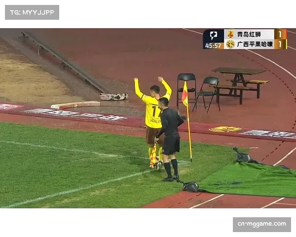 镜头记录：马茨·佩特森命中压哨远射后，与教练组狂奔半场庆祝。