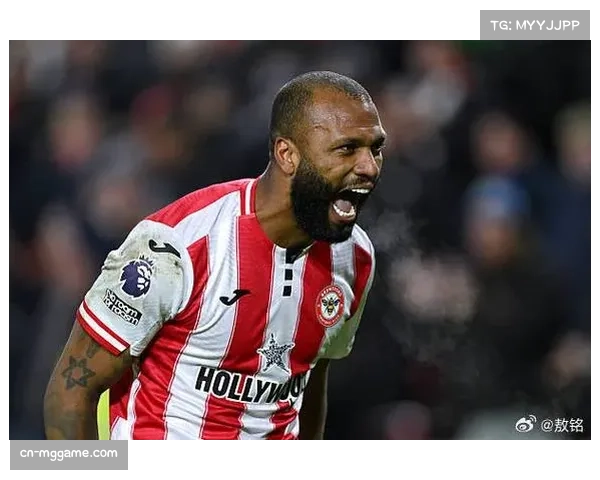 特写：布伦特福德前锋在进球后展示纪念因病离世小球迷的T恤